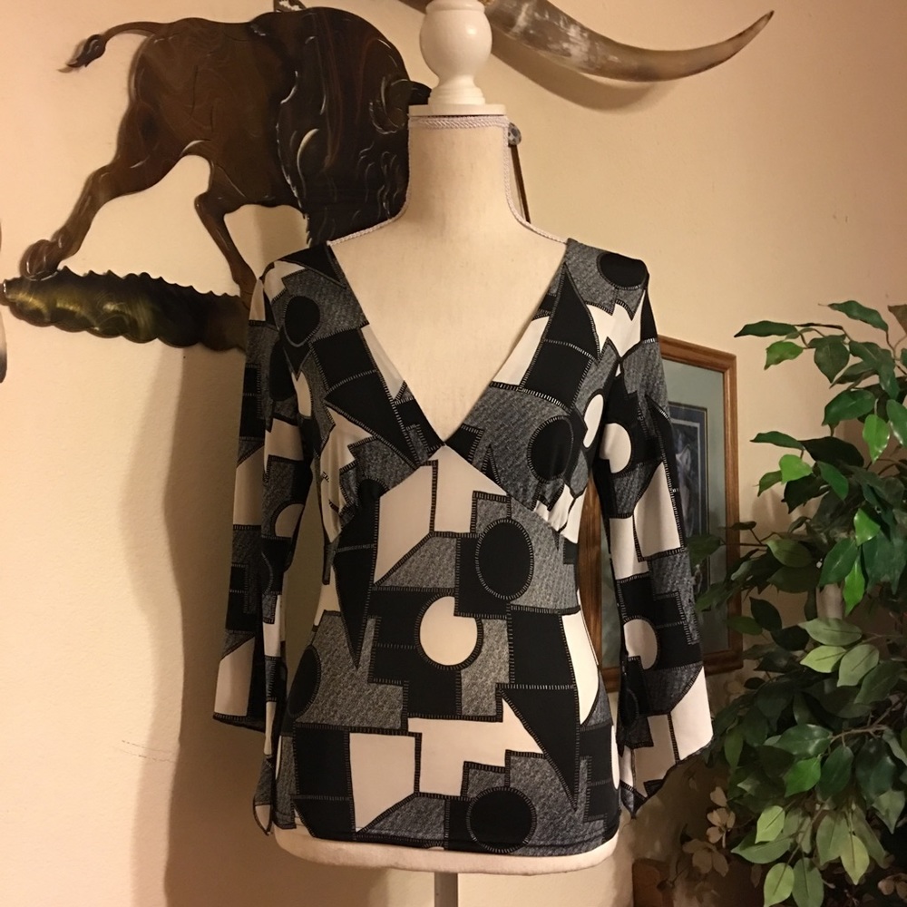 Luly K black & white stitch geometric top S